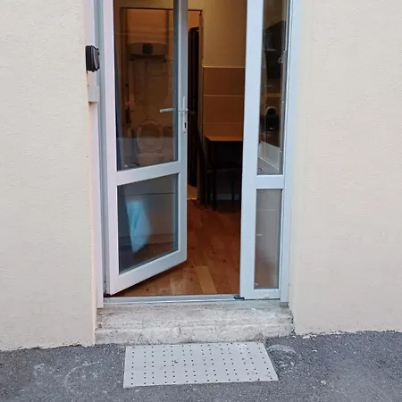 Apartment Rdc Donnant Sur Trottoir