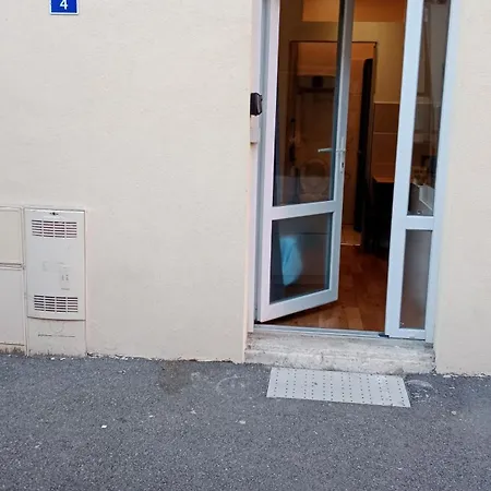 Rdc Donnant Sur Trottoir 엑스레뱅